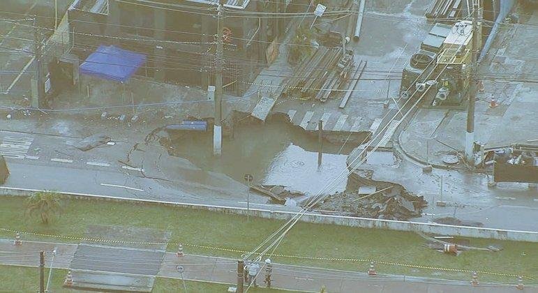 Superintendente da Sabesp afirma que temporais tamb&eacute;m impactaram no buraco