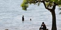 Adolescentes procuram a Orla do Guaíba, mesmo em ponto impróprio para banho, para fugir do calor.