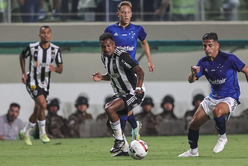 Edenilson teve gol anulado por impedimento