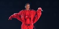 Para o anúncio surpresa ao público e sua equipe, Rihanna apostou em um macacão justo durante sua apresentação