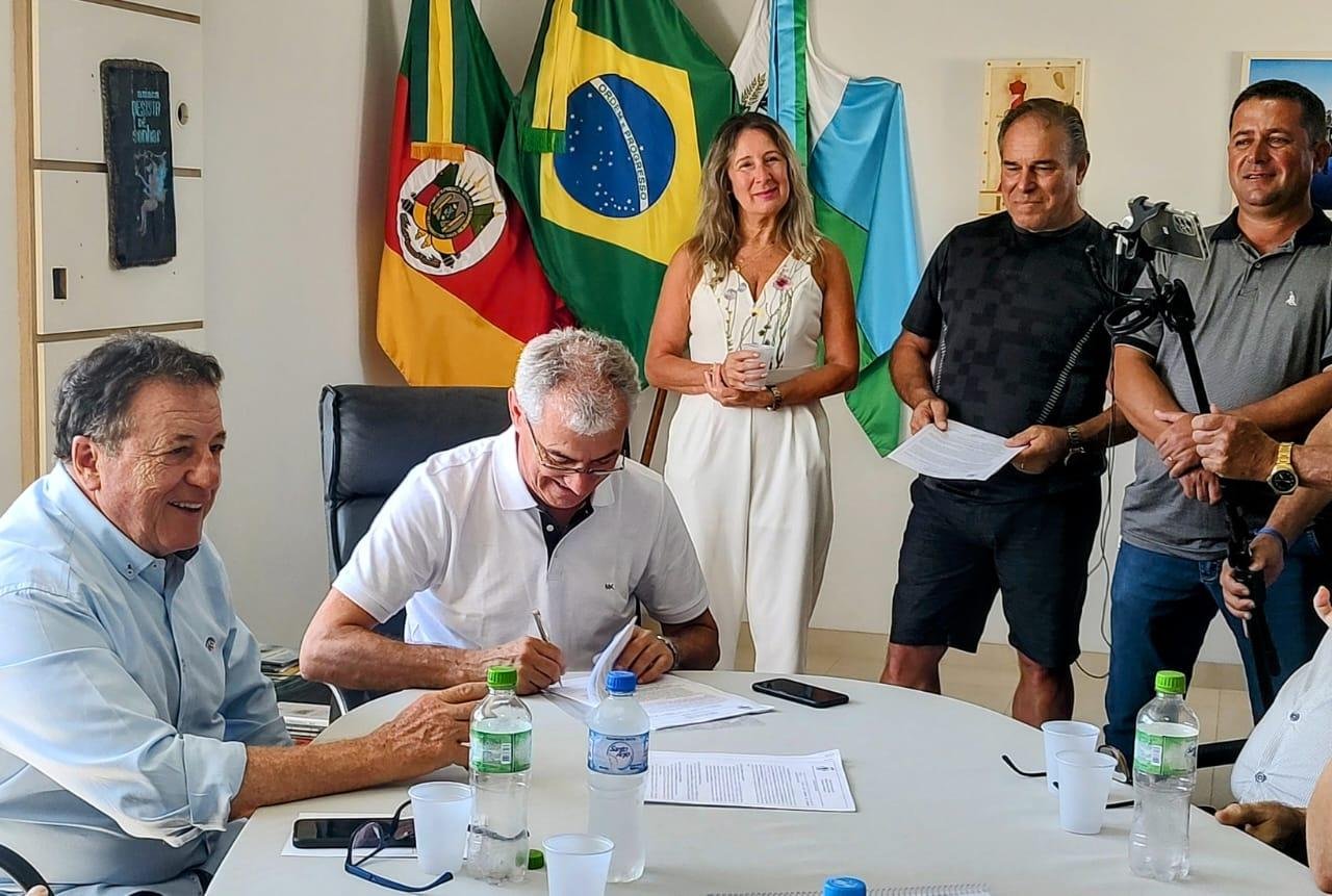 Assinatura da parceria p&uacute;blico-privada contou com membros da Prefeitura de Cidreira e da empresa que conquistou a licita&ccedil;&atilde;o.