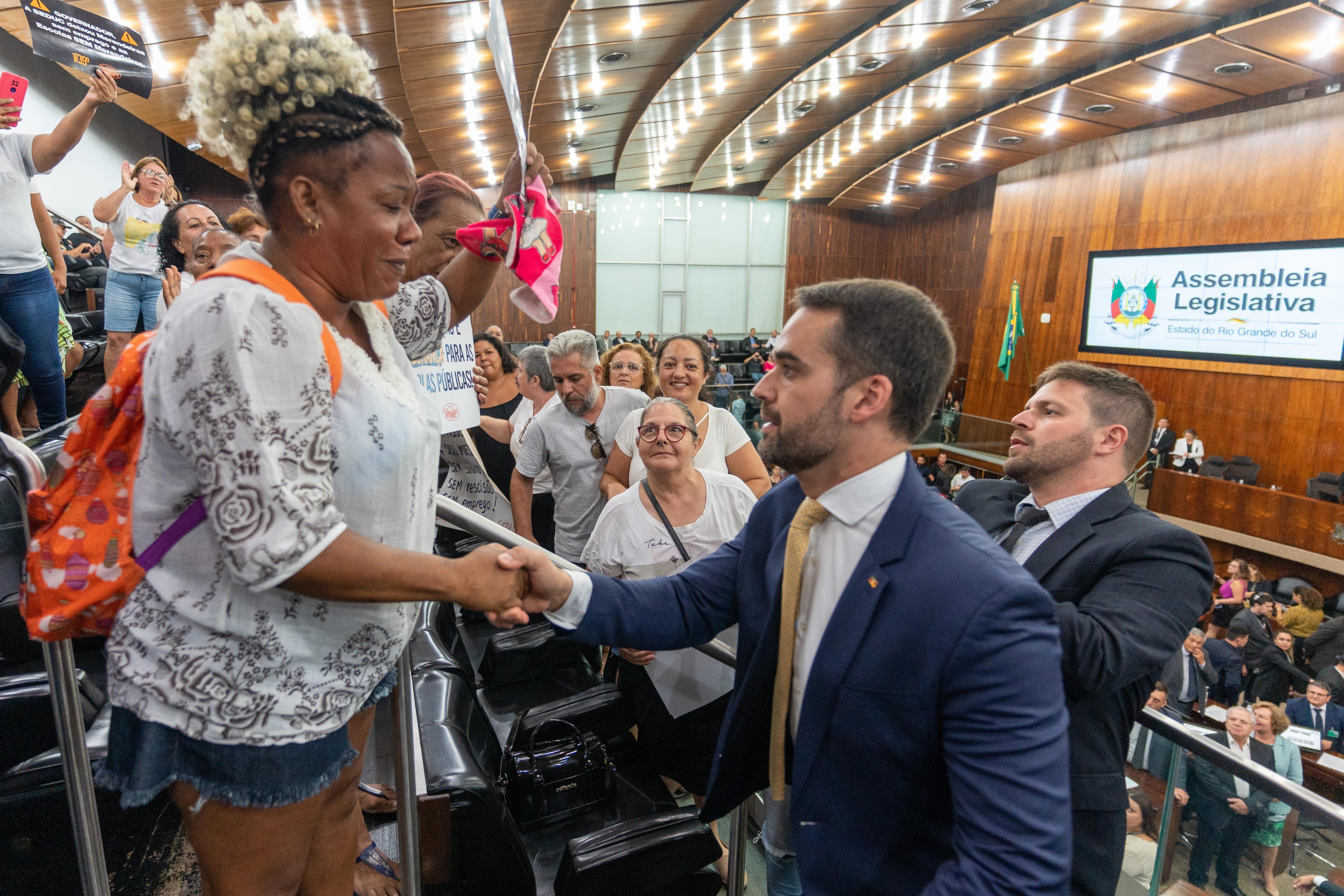 Na Assembleia Legislativa ga&uacute;cha, o governador Eduardo Leite subiu at&eacute; &agrave;s galerias para falar com grupo de trabalhadoras