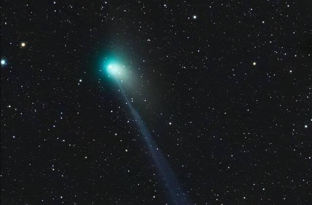 A imagem mostra a evidente cor verde do objeto celeste, revelando os produtos qu&iacute;micos dominantes de que &eacute; composto