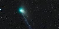 A imagem mostra a evidente cor verde do objeto celeste, revelando os produtos químicos dominantes de que é composto