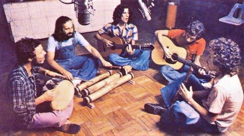 O grupo Alm&ocirc;ndegas, surgido nos anos 70, mesclavam regionalismo com m&uacute;sica pop