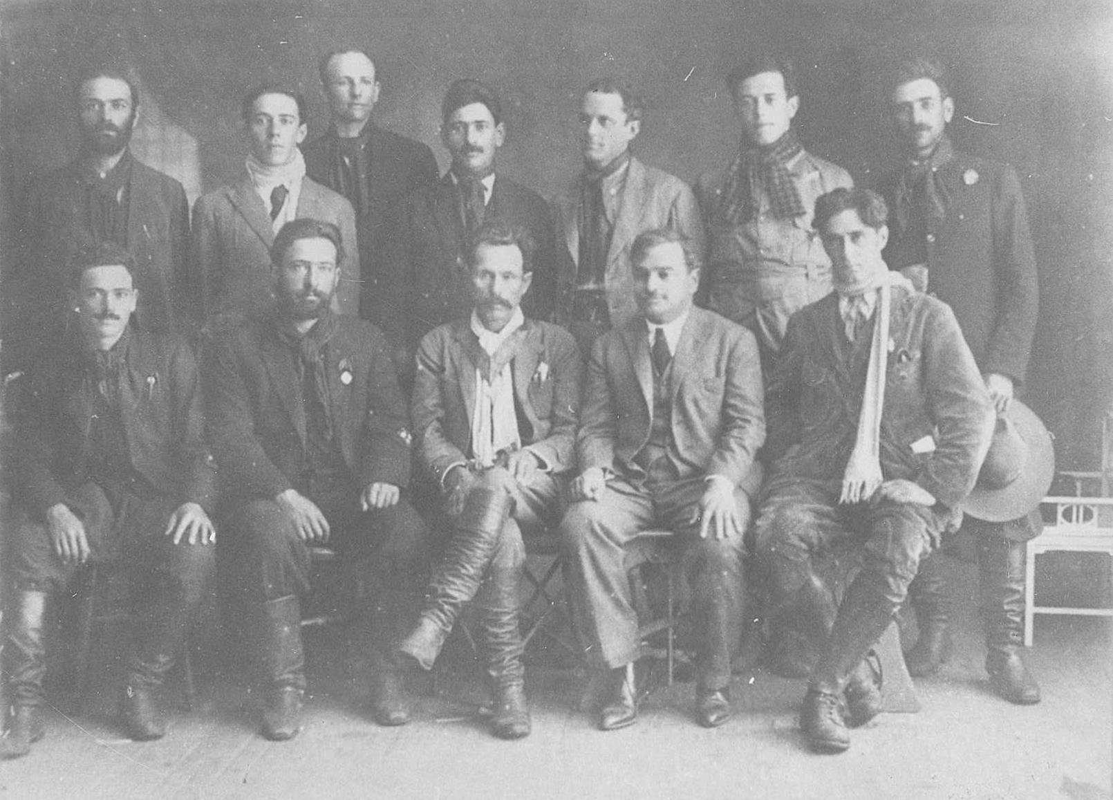 Hon&oacute;rio Lemes (sentado ao centro), com l&iacute;deres revolucion&aacute;rios.