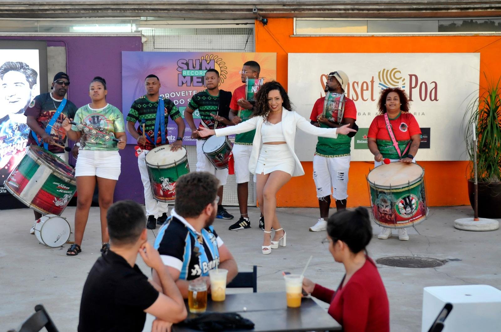 A atra&ccedil;&atilde;o musical desse Summer foi a escola de samba Fidalgos & Aristocratas