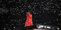 A cantora ficou em uma plataforma flutuante e iluminada por LED durante a maior parte da apresentação