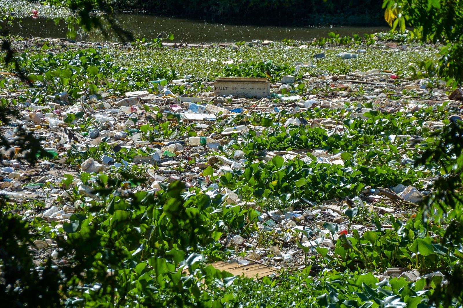 Rio Gravata&iacute; acumulava lixo em um trecho localizado na altura da rua Nilo Pe&ccedil;anha