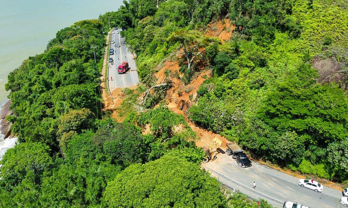 Deslizamentos causados pelo chuva interditaram estradas