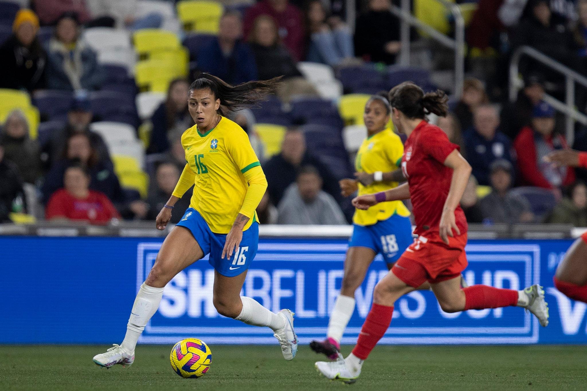 Bia Zaneratto em a&ccedil;&atilde;o contra o Canad&aacute;
