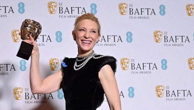 Cate Blanchett recebe o pr&ecirc;mio de melhor atriz por 'Tar'