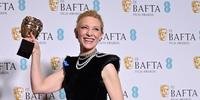 Cate Blanchett recebe o prêmio de melhor atriz por 'Tar'