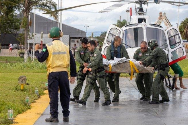 Equipes trabalham na procura e resgate de pessoas