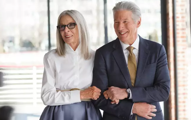 A com&eacute;dia rom&acirc;ntica "Casamento em Fam&iacute;lia" conta com Richard Gere, Diane Keaton, Susan Sarandon e William H. Macy, al&eacute;m de Emma Roberts e Luke Bracey