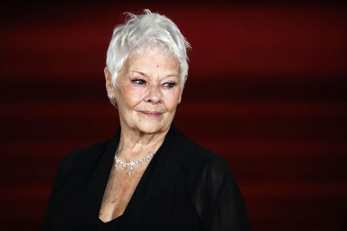 Al&eacute;m da dificuldade de ler roteiros, Judi Dench contou no programa que at&eacute; para comer est&aacute; dif&iacute;cil.
