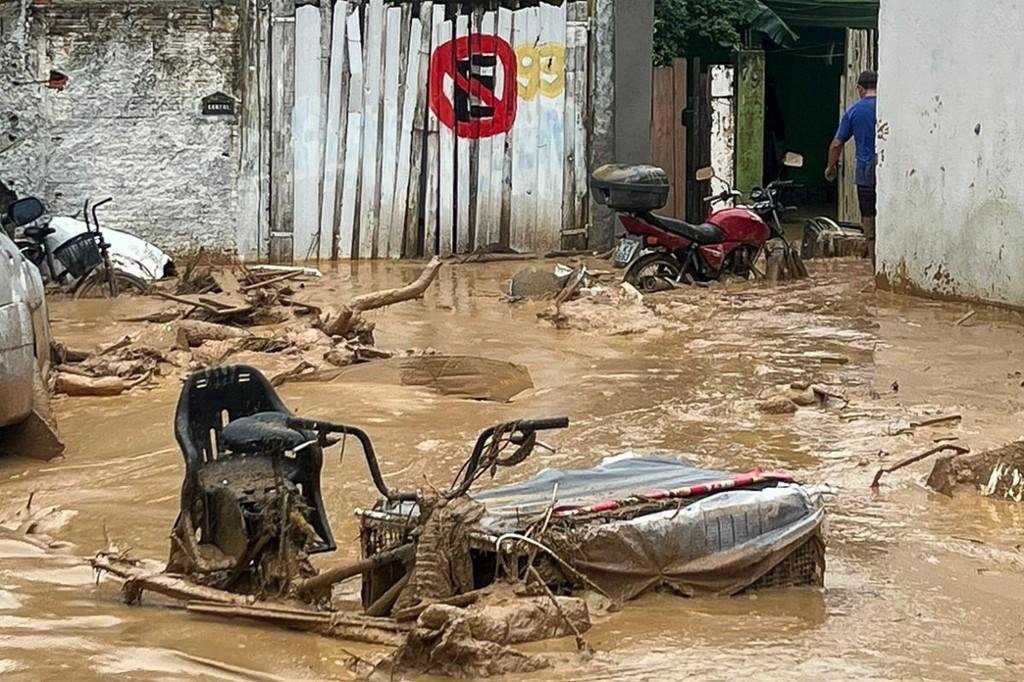 Governo j&aacute; confirmou 36 pessoas morreram v&iacute;timas das fortes chuvas