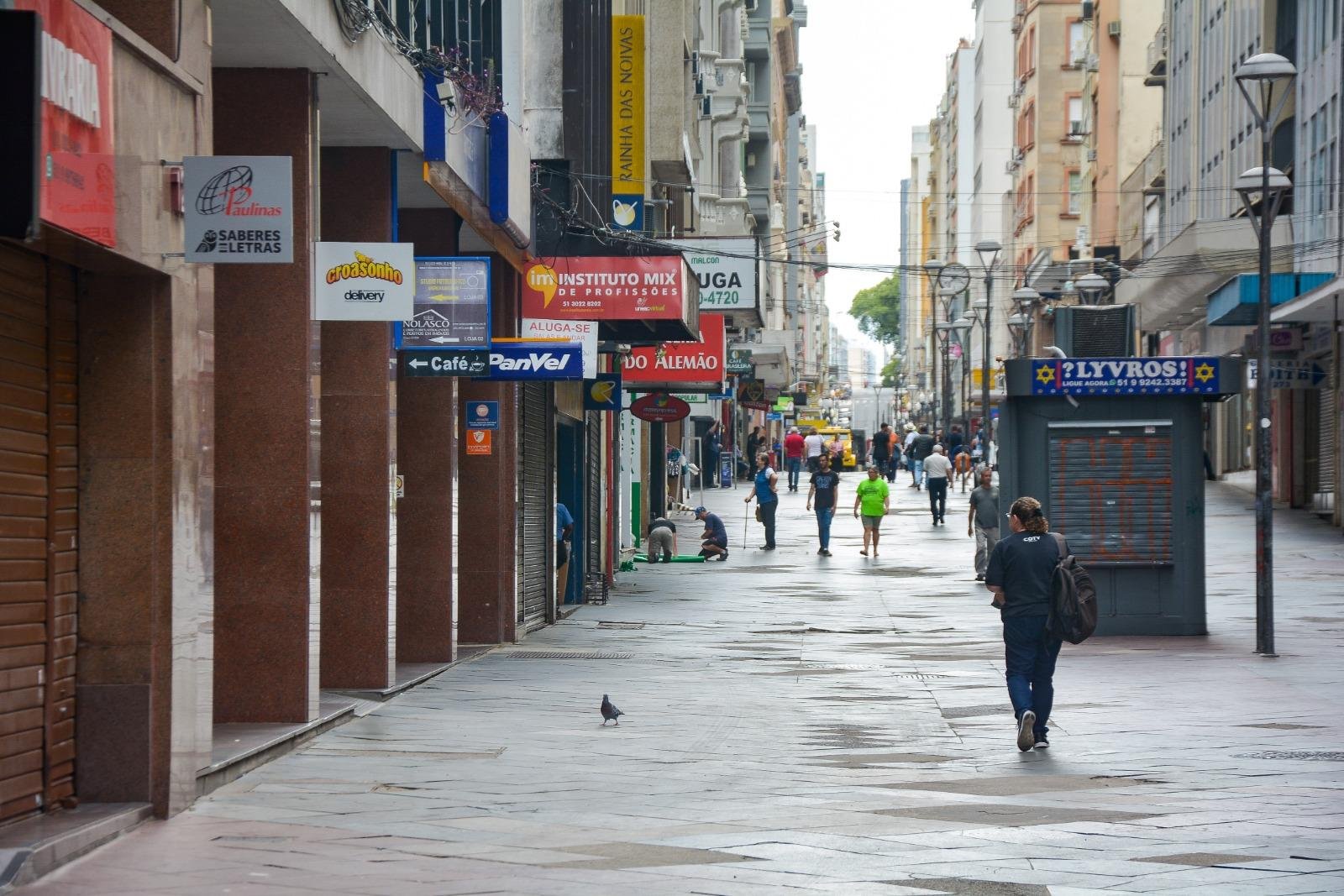 Movimento at&iacute;pico na rua dos Andradas nesta segunda-feira