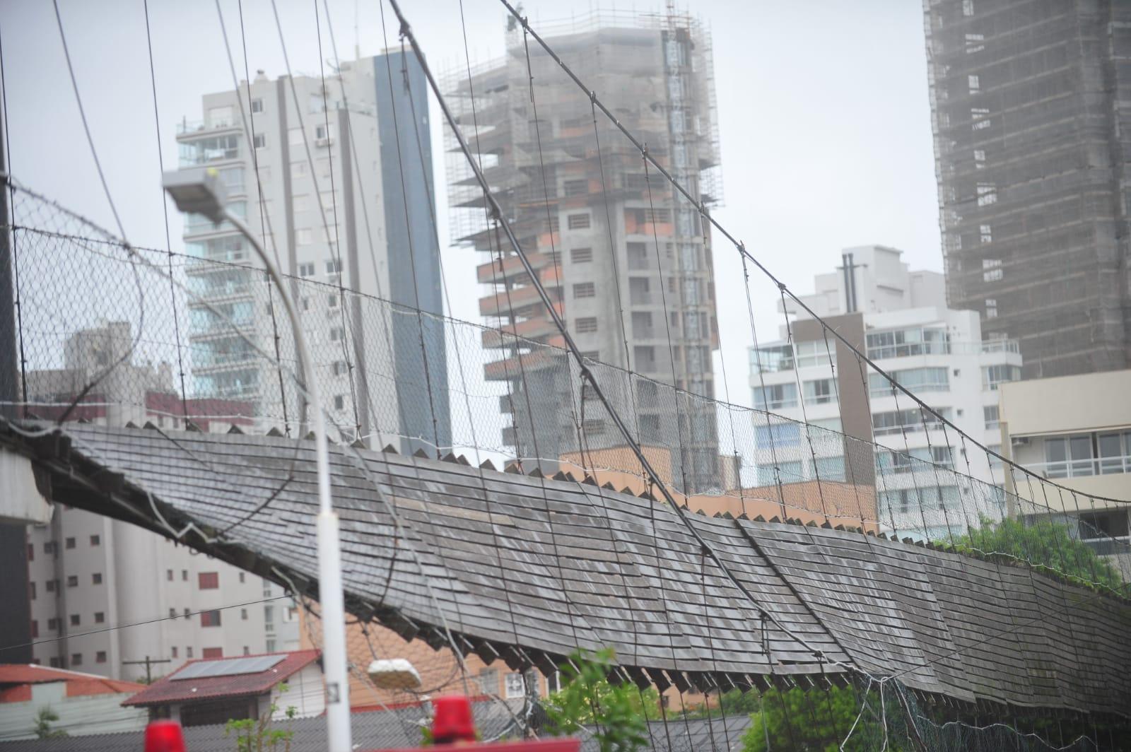Ponte P&ecirc;nsil teve queda parcial na madrugada desta segunda-feira