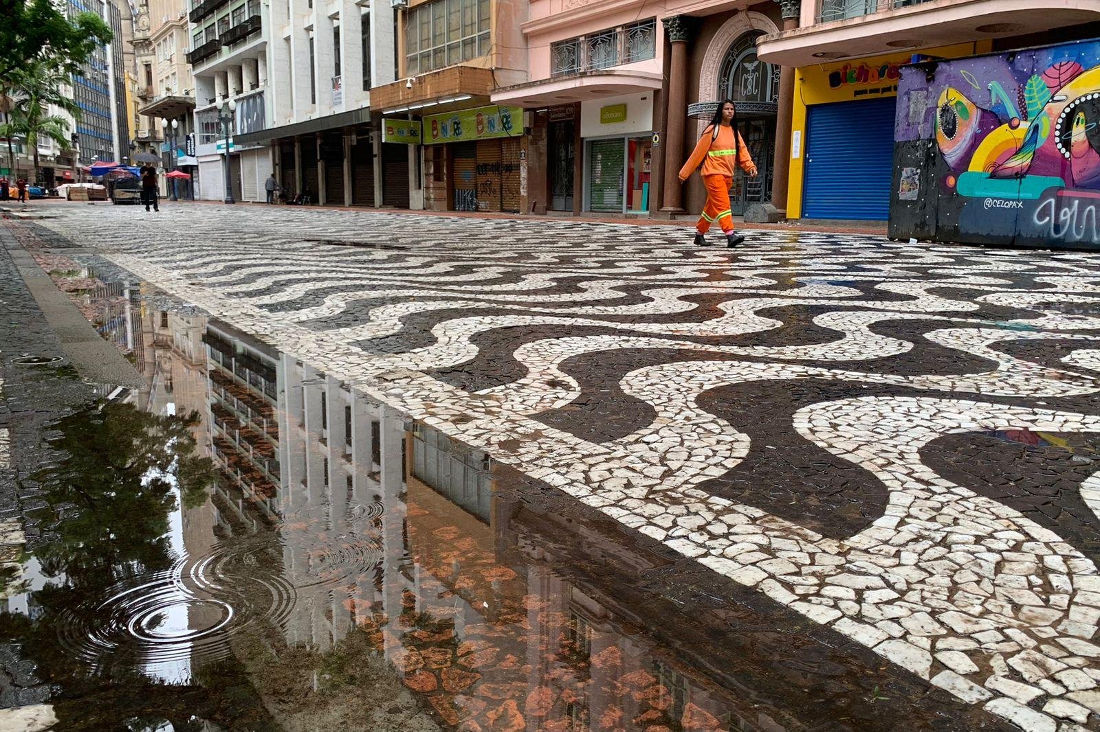 Na Pra&ccedil;a da Alf&acirc;ndega, maioria dos com&eacute;rcios permaneceu fechado nesta ter&ccedil;a
