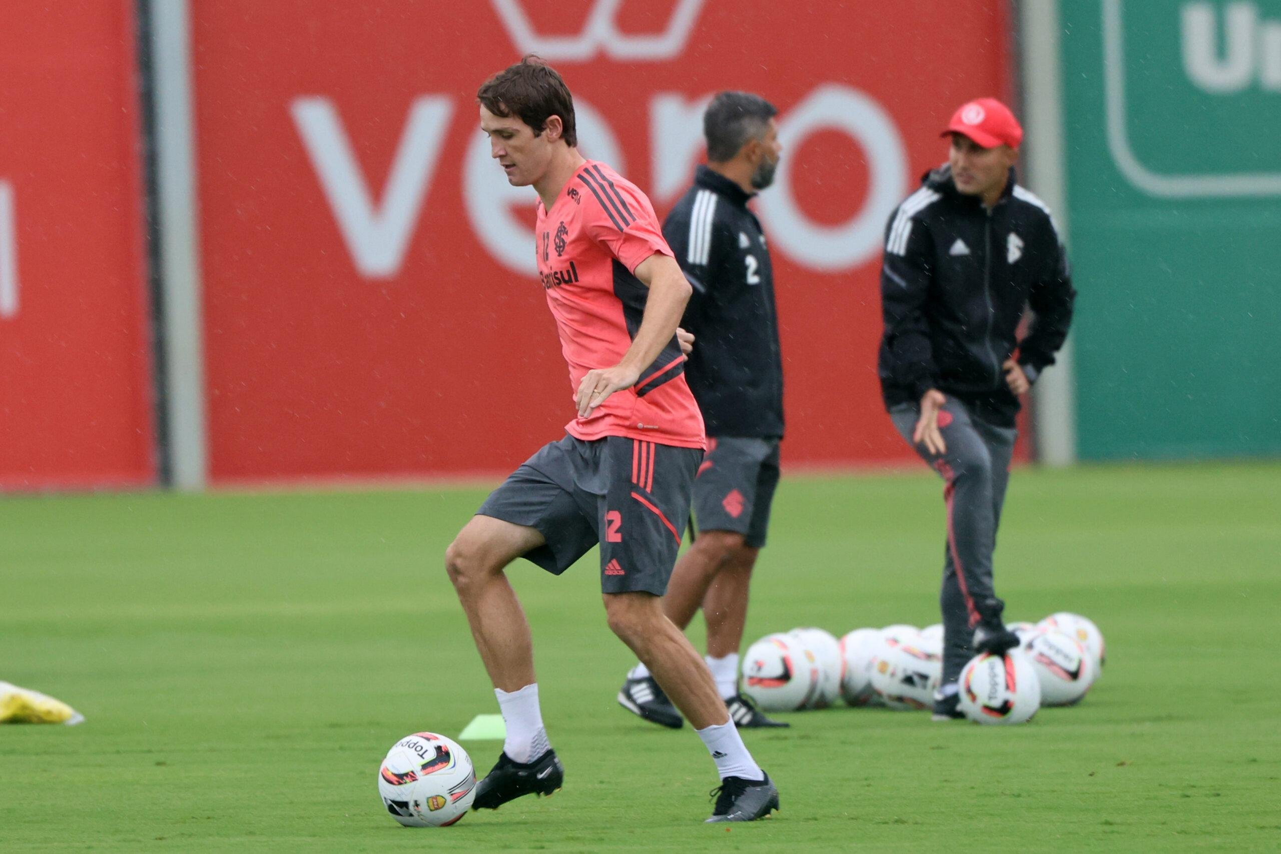 M&aacute;rio Fernandes em treino no CT Parque Gigante