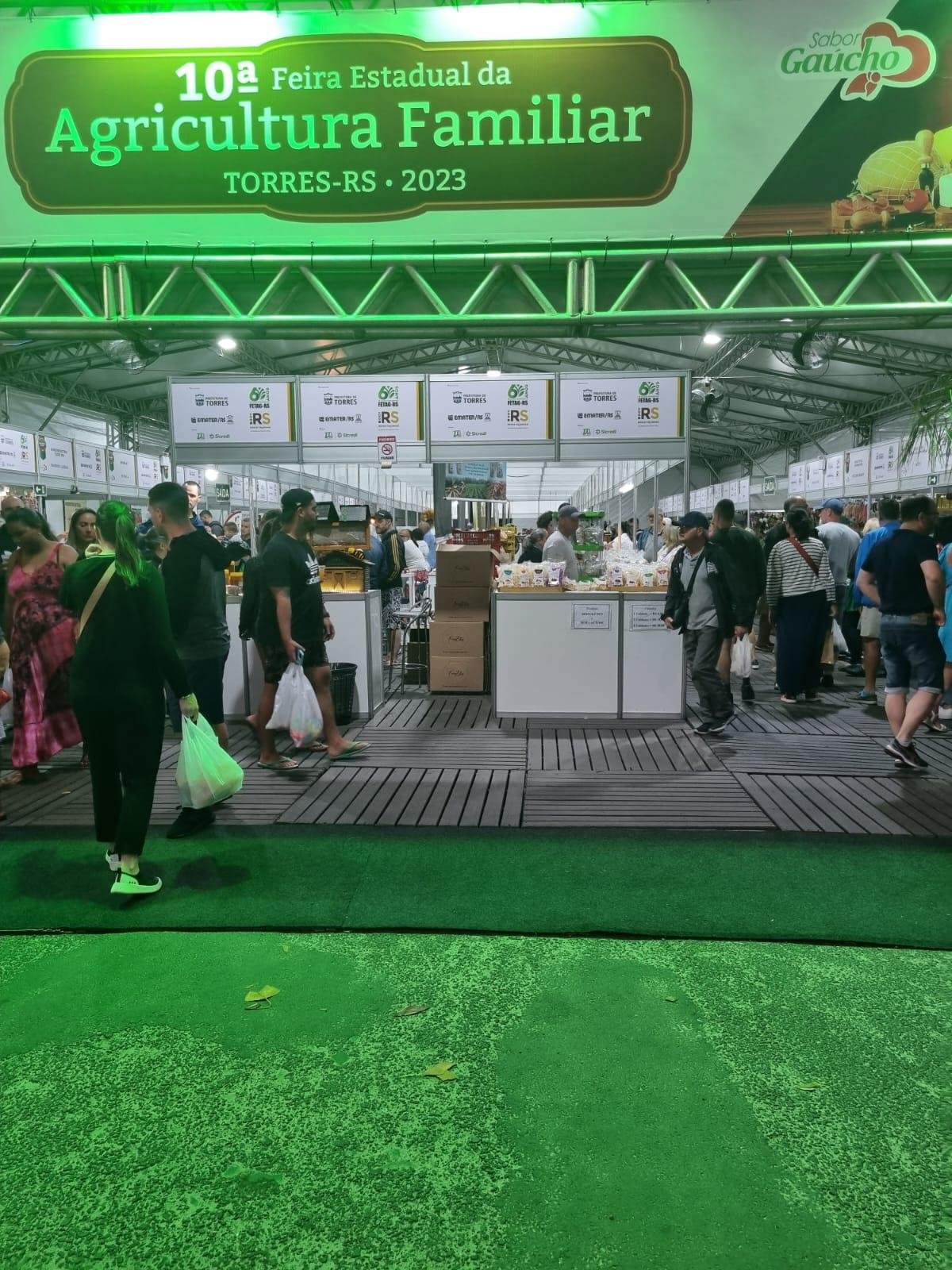Exposi&ccedil;&atilde;o, que coincide com Carnaval, atrai veranistas de Torres e outras cidades litor&acirc;neas em busca de itens como queijos, doces, vinhos e cucas