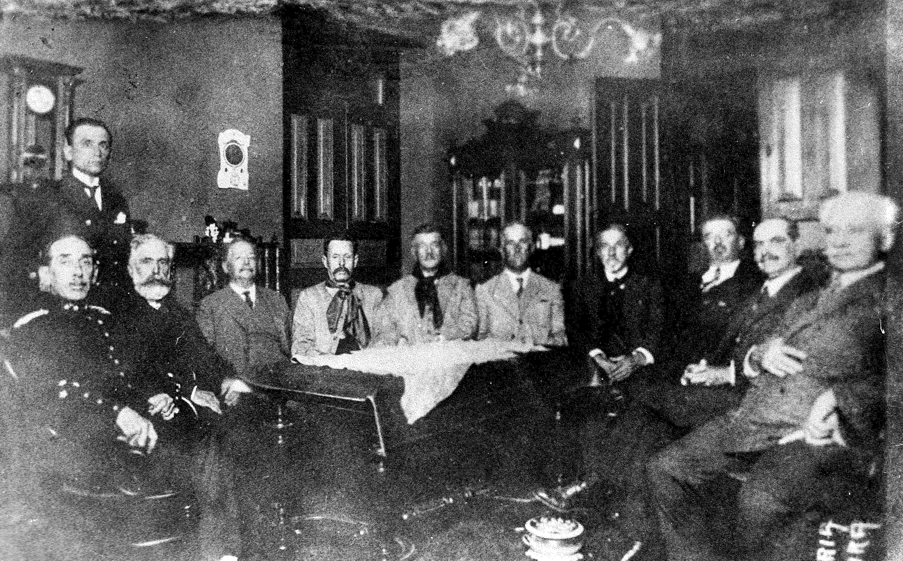 Registro da assinatura do tratado que deu fim &agrave; Revolu&ccedil;&atilde;o de 1923 no Castelo de Pedras Altas