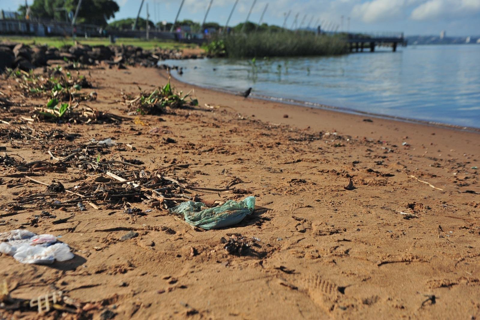 Em que pese o trabalho do DMLU, lixo segue em v&aacute;rios pontos da orla do Gua&iacute;ba
