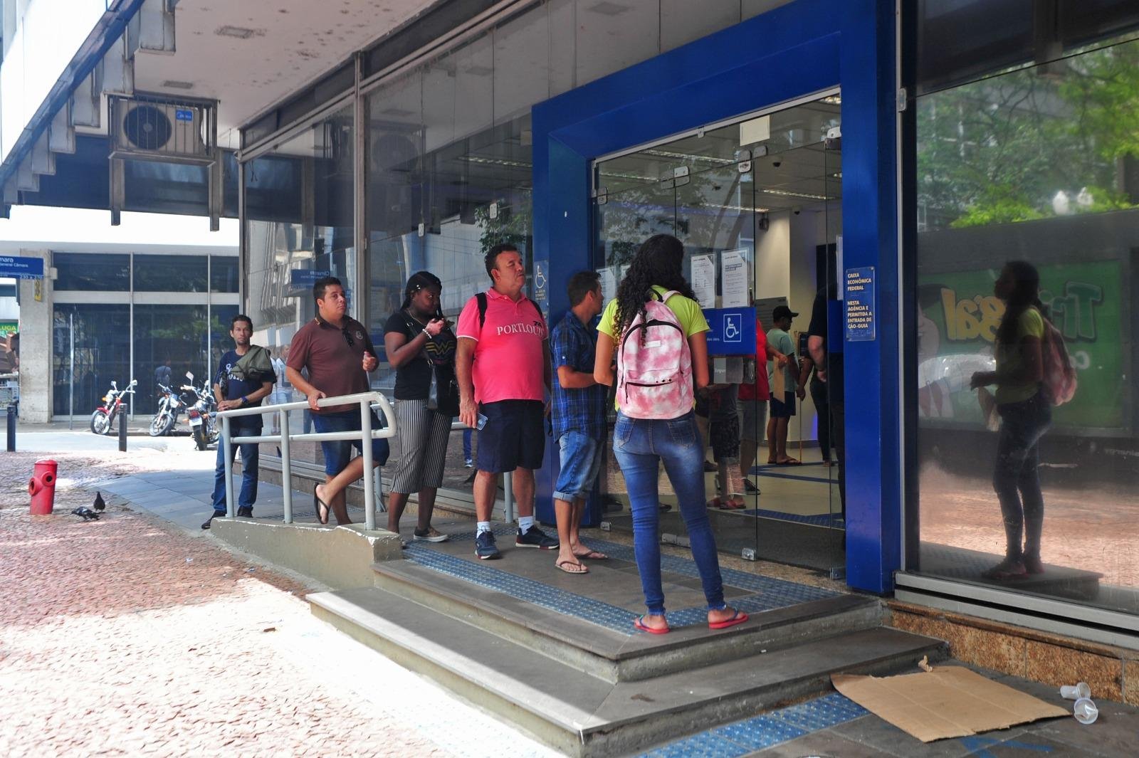 Com ag&ecirc;ncia banc&aacute;ria cheia, filas come&ccedil;avam a se formar na porta, no Centro Hist&oacute;rico.