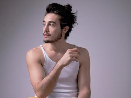 Caras e bocas de Tiago Iorc foram criticadas pelos internautas