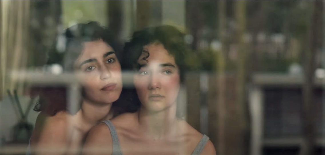 "Mal viver" conta a hist&oacute;ria de tr&ecirc;s mulheres - av&oacute;, filha e neta - que vivem mergulhadas em ressentimentos e segredos familiares