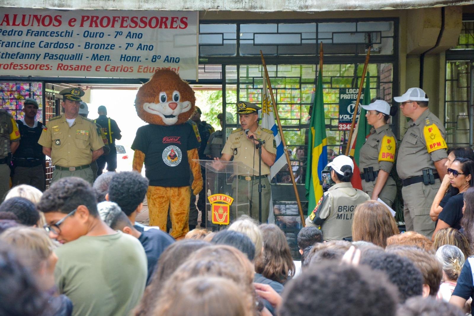 Subcomandante-geral da BM, coronel Douglas Soares, discursou em ato com a presen&ccedil;a do Le&atilde;o do Proerd