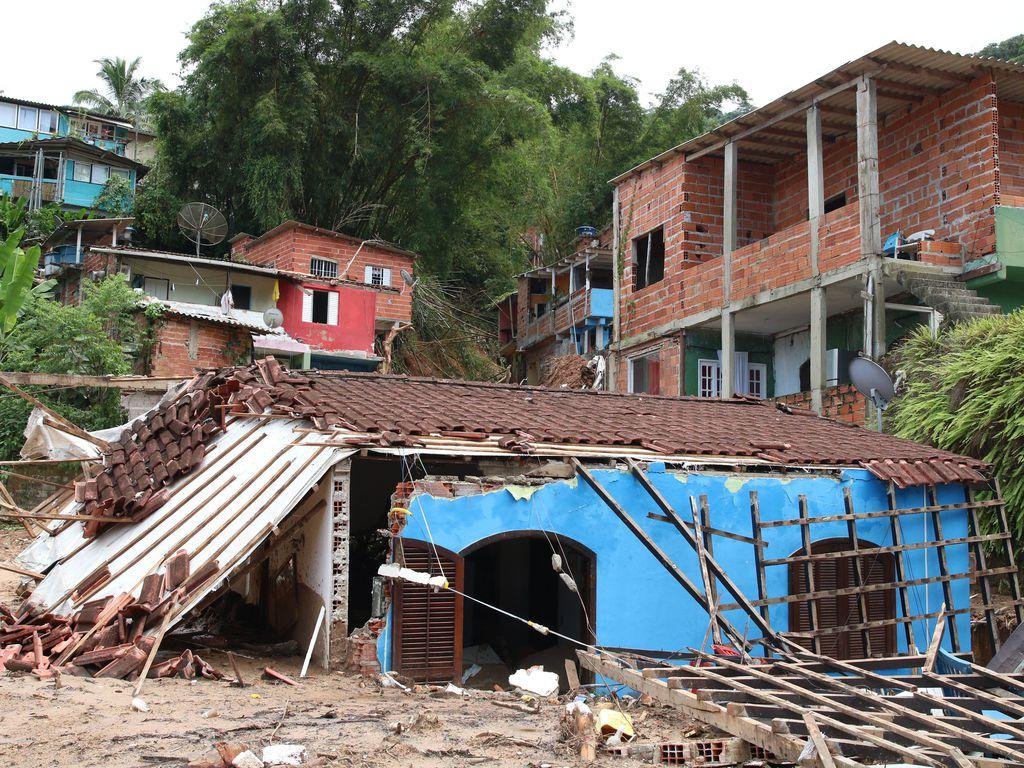Ao menos 38 corpos j&aacute; foram identificados e liberados do Instituto M&eacute;dico Legal de Caraguatatuba para o sepultamento