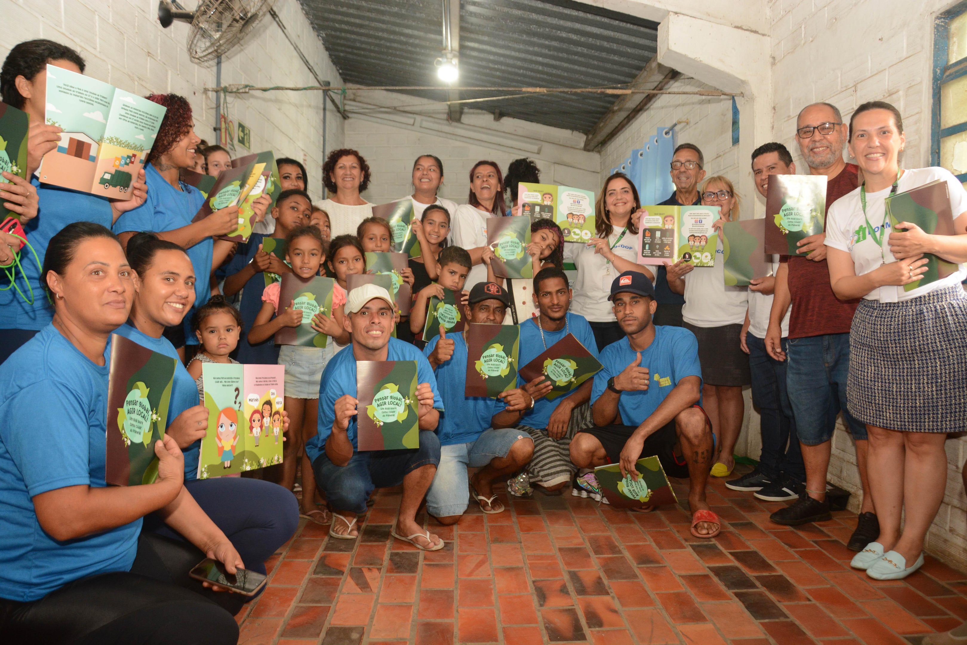 Todos com a cartilha "Pensar Global, Agir Local!" nas m&atilde;os