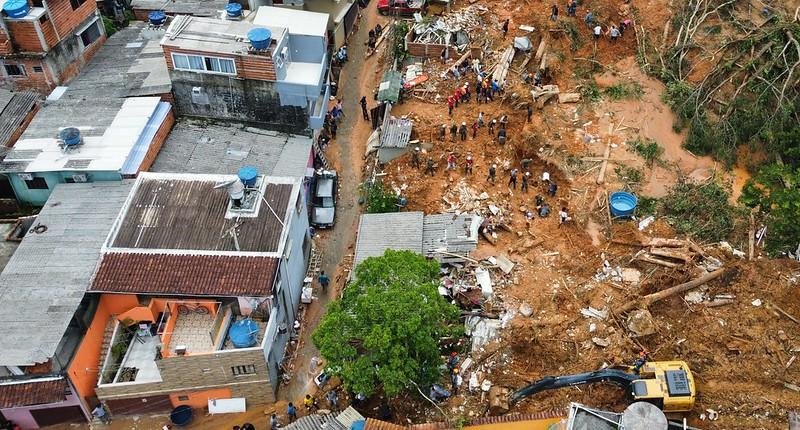 Temporal destruiu casas e causou desmoronamentos