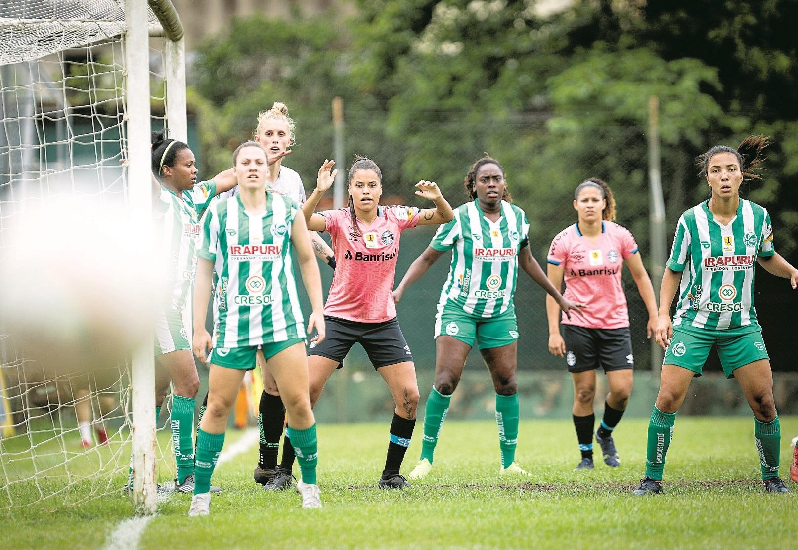 Ainda que n&atilde;o seja obrigado pela CBF, o Juventude retomou as atividades do departamento feminino recentemente, em 2021. Campe&atilde;s do Interior no ano passado, as Esmeraldas 
disputam nesta temporada o Estadual e a S&eacute;rie A3 do Brasileir&atilde;o, al&eacute;m dos campeonatos sub-17 e sub-2