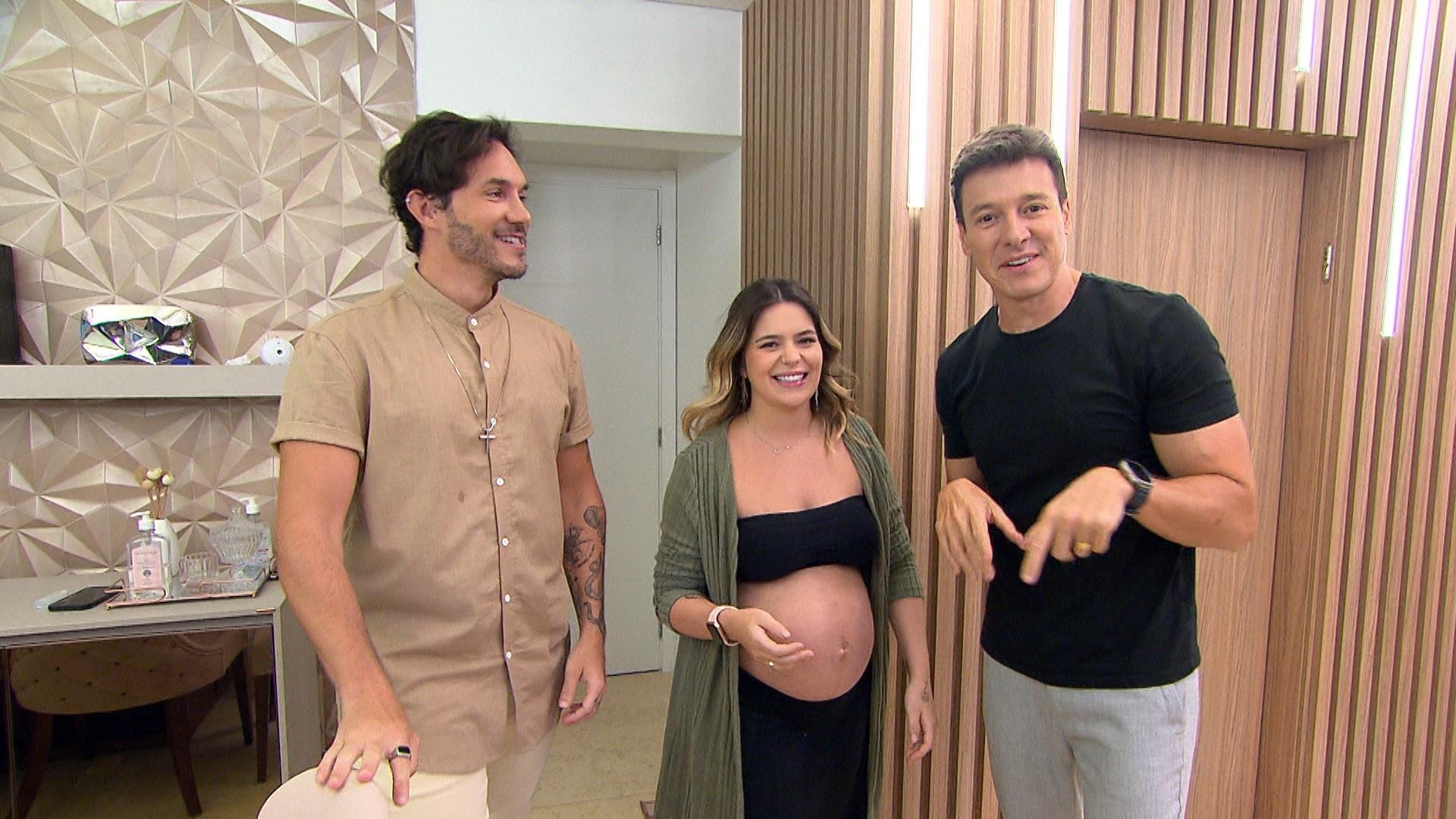 Rodrigo conhece a casa do casal de pais do ano