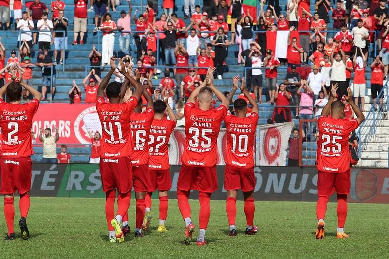Equipe &eacute; aplaudida pela torce e retribui com aceno