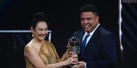 A viúva Márcia Aoki recebeu o troféu das mãos do ex-jogador Ronaldo Fenômeno