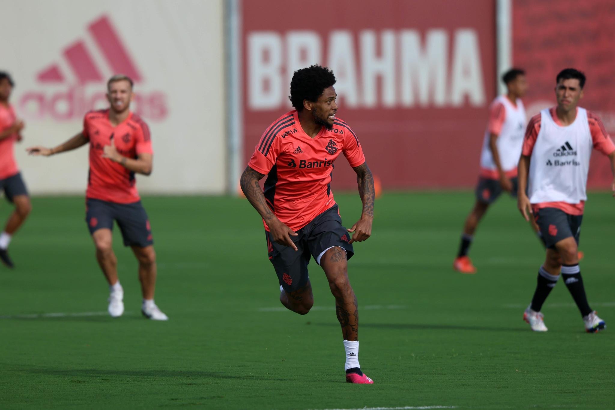Luiz Adriano treinou pela primeira vez no Inter