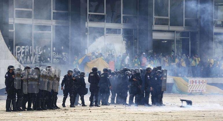 Barreira policial durante invas&atilde;o de manifestantes ao Pal&aacute;cio do Planalto, em 8 de janeiro