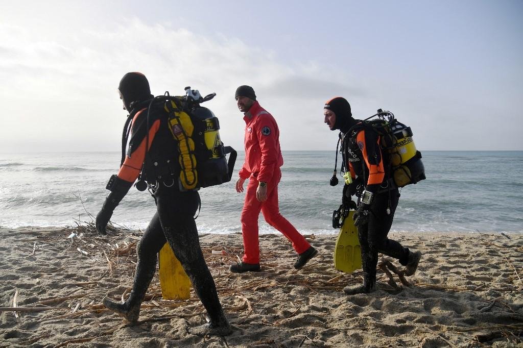 Equipes de busca e resgate trabalham na &aacute;rea do naufr&aacute;gio