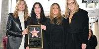 Courteney Cox ganhou uma homenagem na Calçada da Fama, ao lado das amigas Laura Dern, Jennifer Aniston e Lisa Kudrow