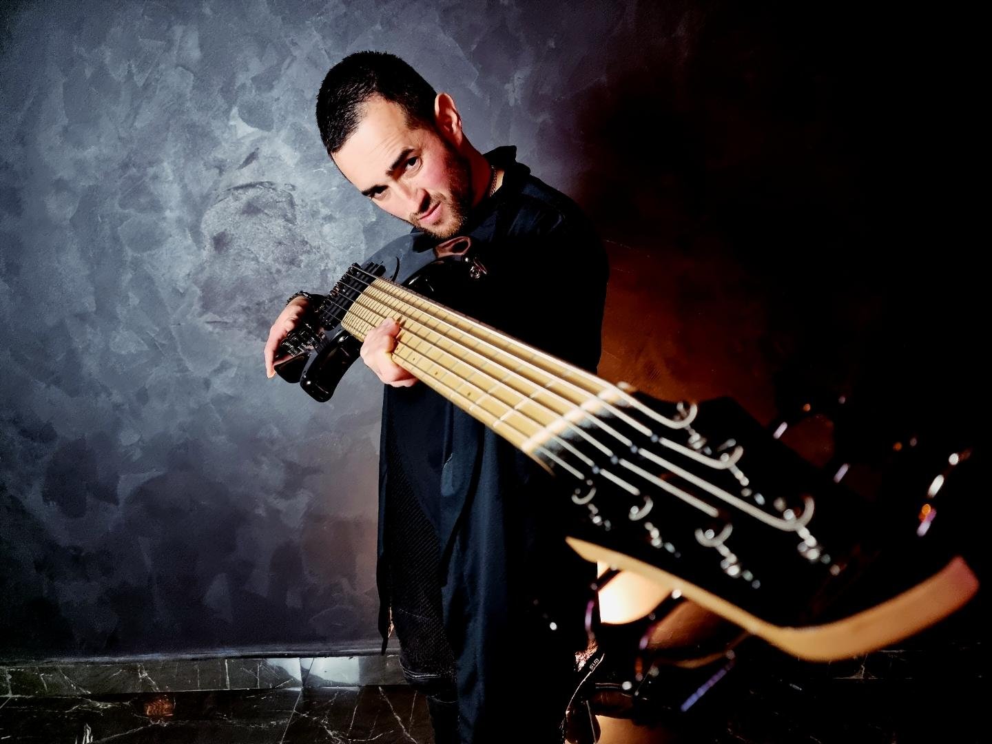 Alex Carrion iniciou sua jornada no mundo da m&uacute;sica em 2005, buscando influ&ecirc;ncias de bandas do Rock Nacional e Internacional
