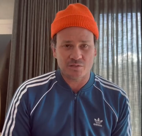 Tom DeLonge postou um v&iacute;deo nas redes sociais dizendo que a banda est&aacute; devastada por n&atilde;o poder participar dos shows na Am&eacute;rica do Sul