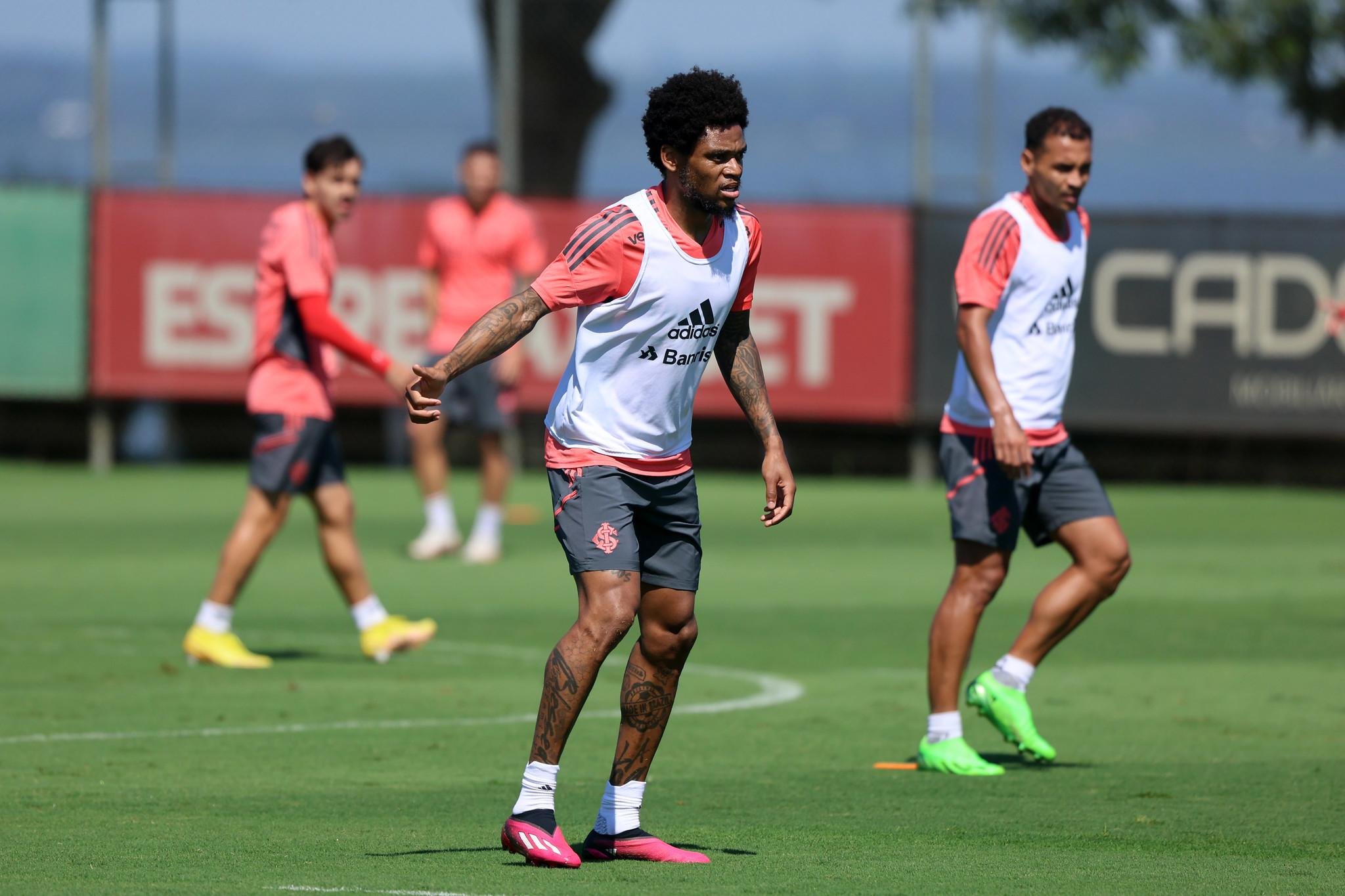 Luiz Adriano no treino desta quarta-feira