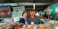 Marizete e o marido, Elmo Garbin, de Passo Fundo, vão expor 20 sabores de biscoito na Feira de Agricultura Familiar, entre eles a novidade preparada com gengibre