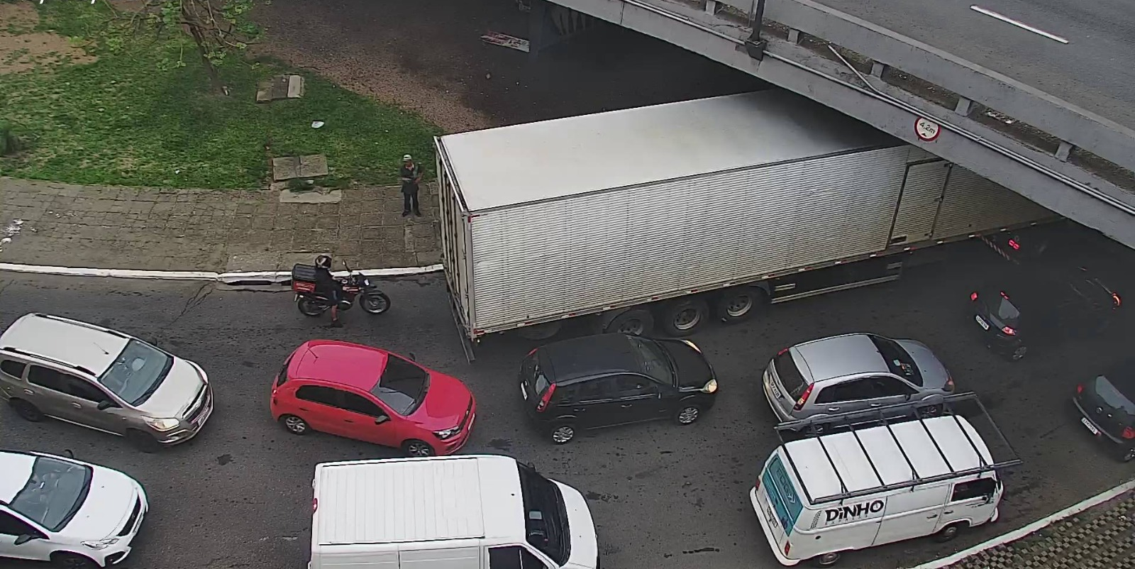 Tr&ecirc;s atendimentos envolveram caminh&otilde;es, incluindo um que ficou preso no Viaduto da Concei&ccedil;&atilde;o.