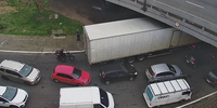 Três atendimentos envolveram caminhões, incluindo um que ficou preso no Viaduto da Conceição.
