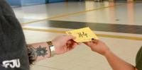 Voluntários distribuíram cartinhas e mensagens de superação aos usuários do metrô
